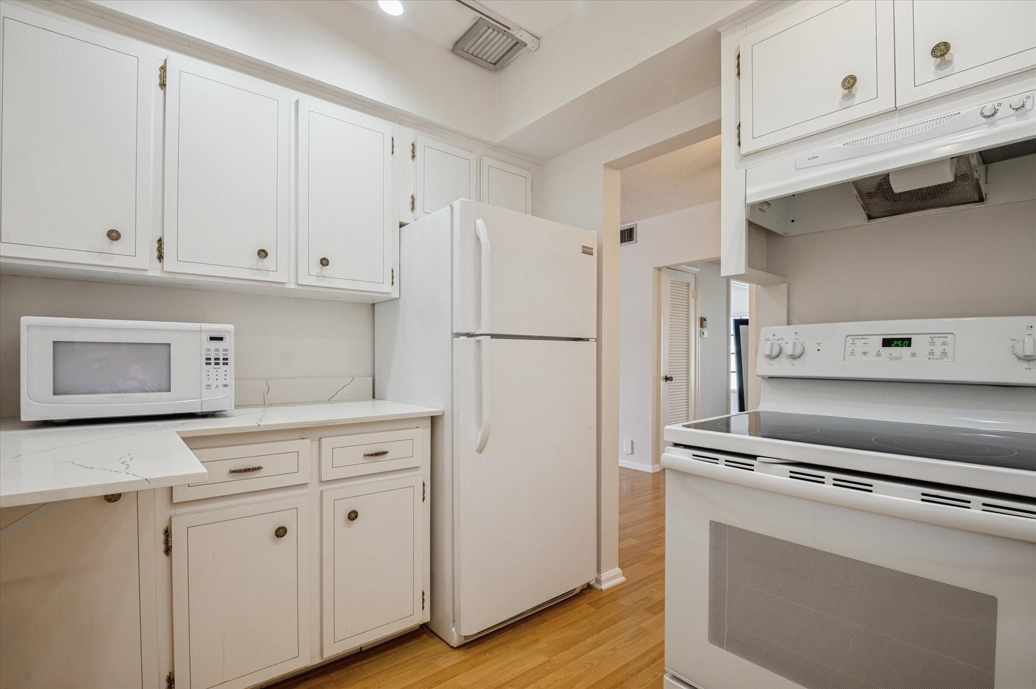 2221 Northeast 68th Street, Unit 932 Fort Lauderdale, FL 33308 - Photo 9 of 32 Kitchen