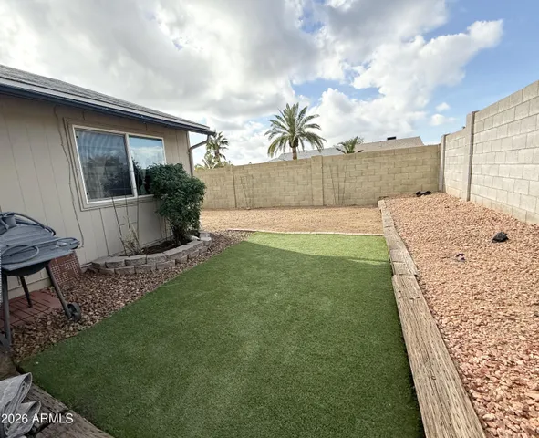 a view of back yard of the house