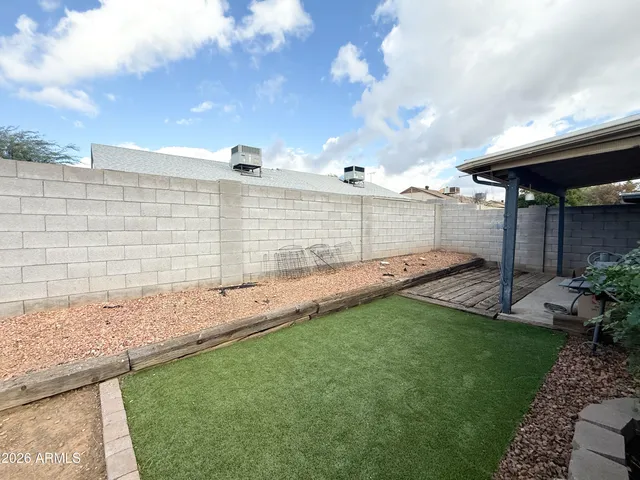 a view of a backyard