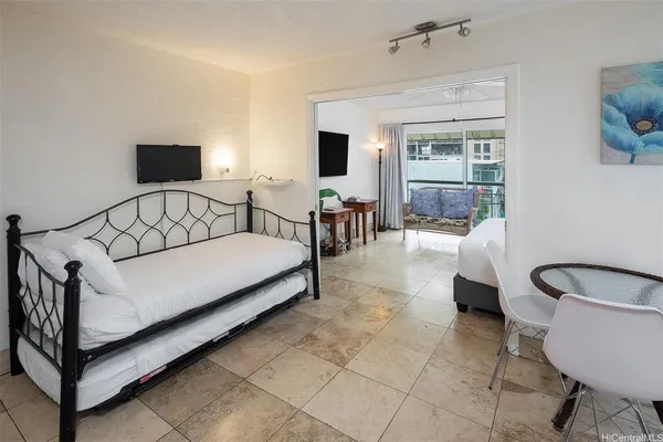 $2,200 | 240 Liliʻuokalani Avenue, Unit 302, Honolulu, HI 96815