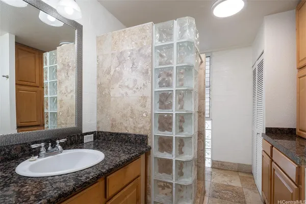 $2,200 | 240 Liliʻuokalani Avenue, Unit 302, Honolulu, HI 96815
