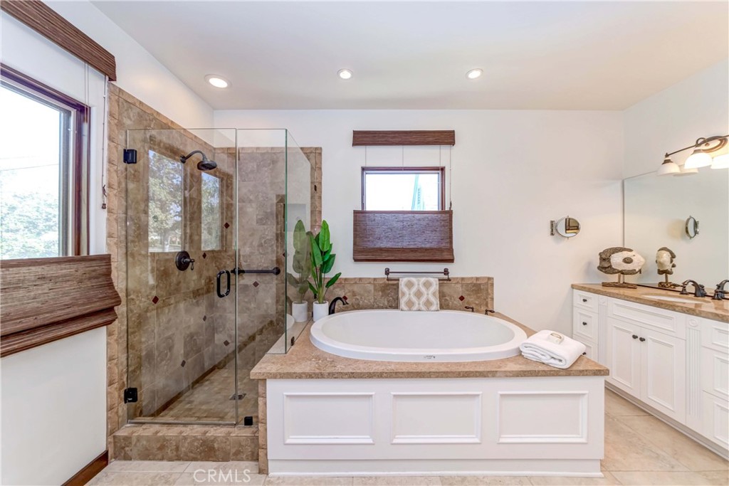 950 Old Mill Road Pasadena, CA 91108 - Photo 27 of 42 a spacious bathroom with sinks mirror and a bathtub