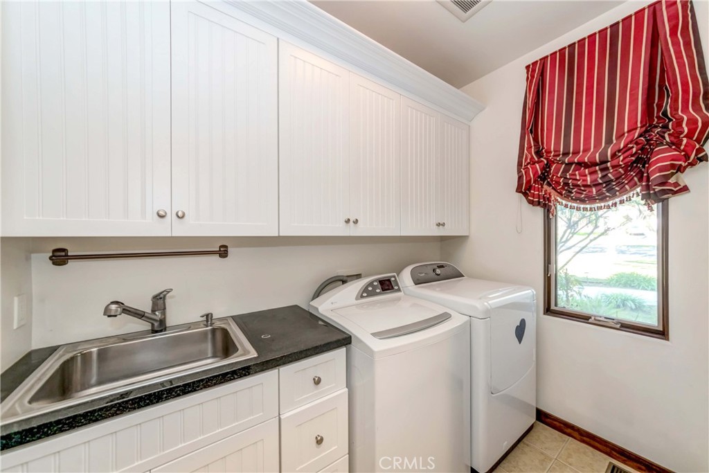 950 Old Mill Road Pasadena, CA 91108 - Photo 33 of 42 a utility room with dryer and washer
