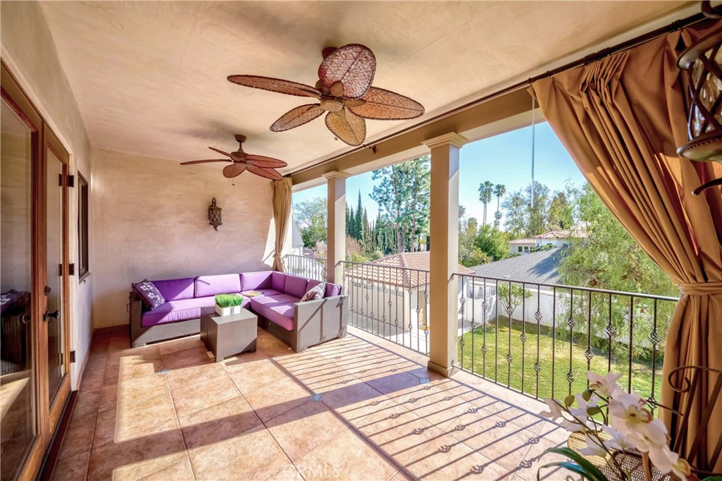 950 Old Mill Road Pasadena, CA 91108 - Photo 34 of 42 a living room with furniture