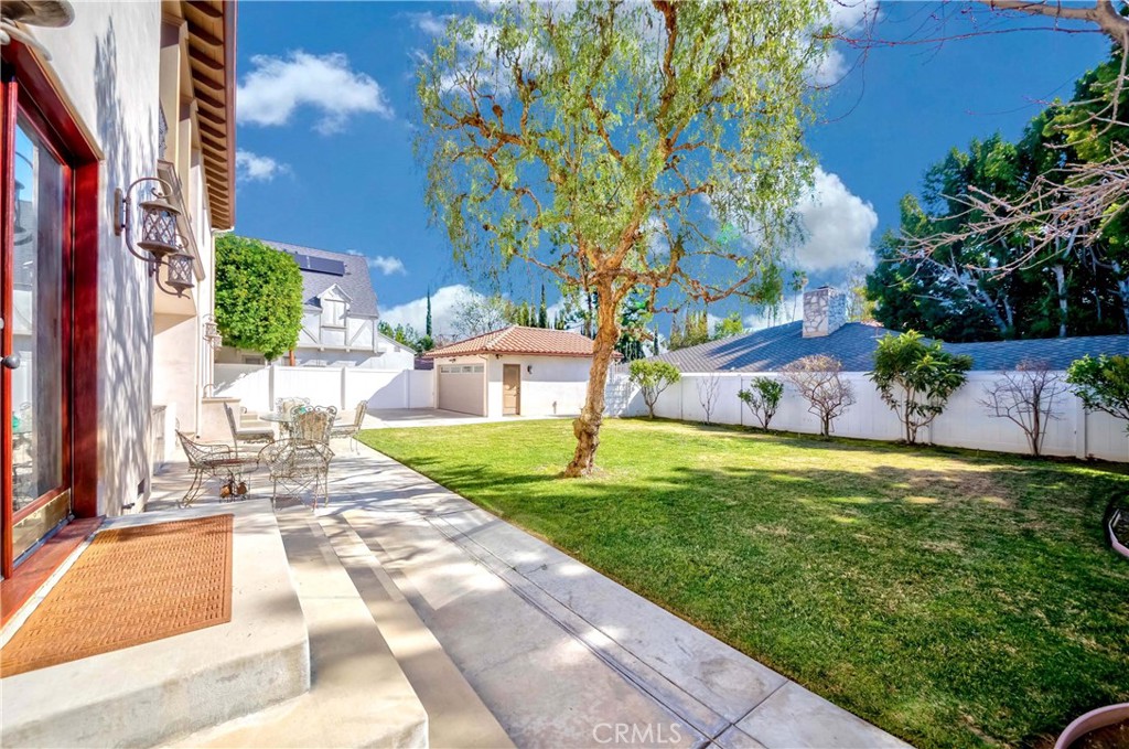950 Old Mill Road Pasadena, CA 91108 - Photo 39 of 42 a view of a patio with a table and chairs under an umbrella