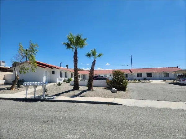 a group of cars parked in front of a building