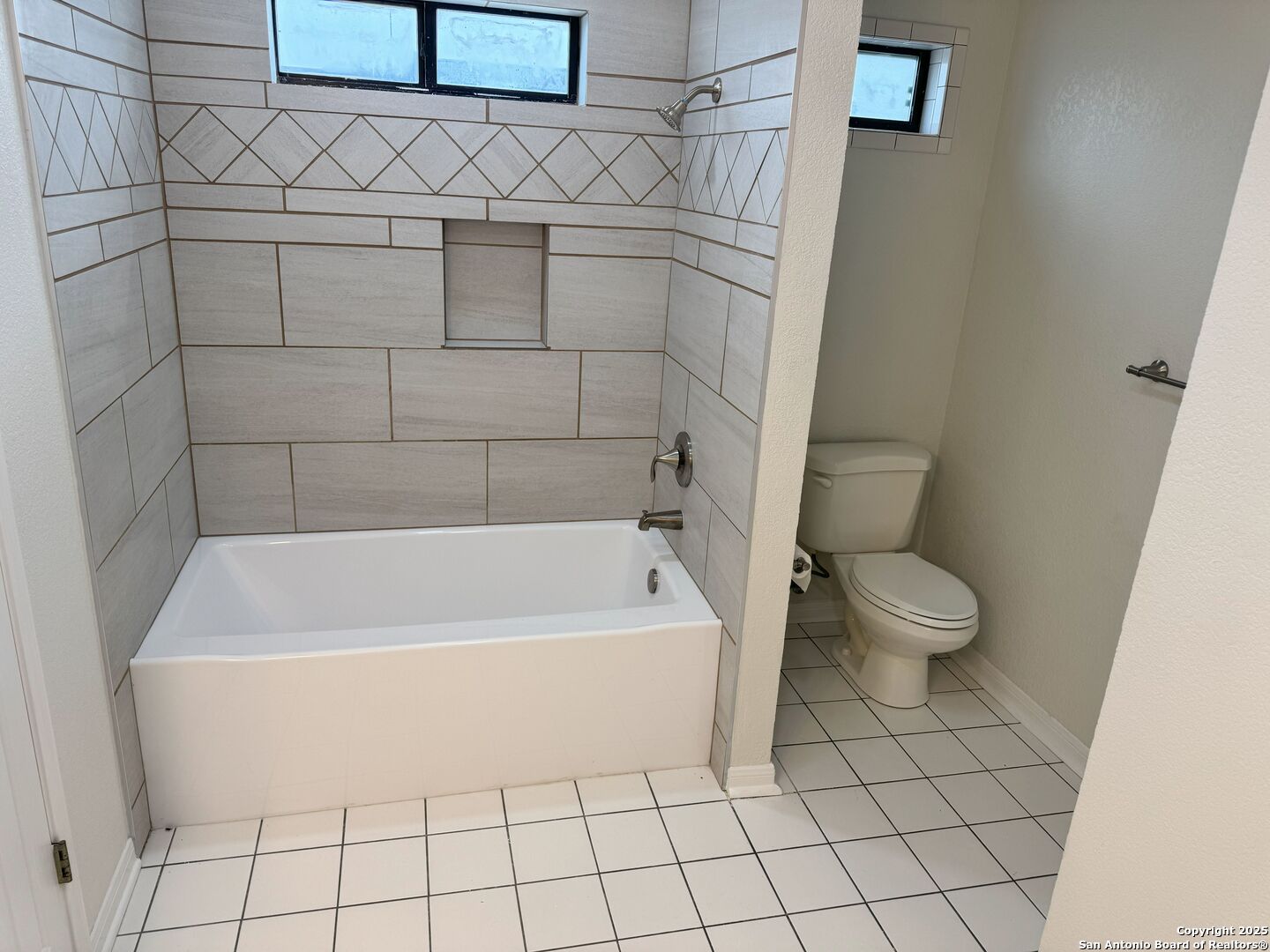 136 Lk Vw Terrace Three Rivers, TX 78071 - Photo 16 of 20 a bathroom with a bathtub and toilet