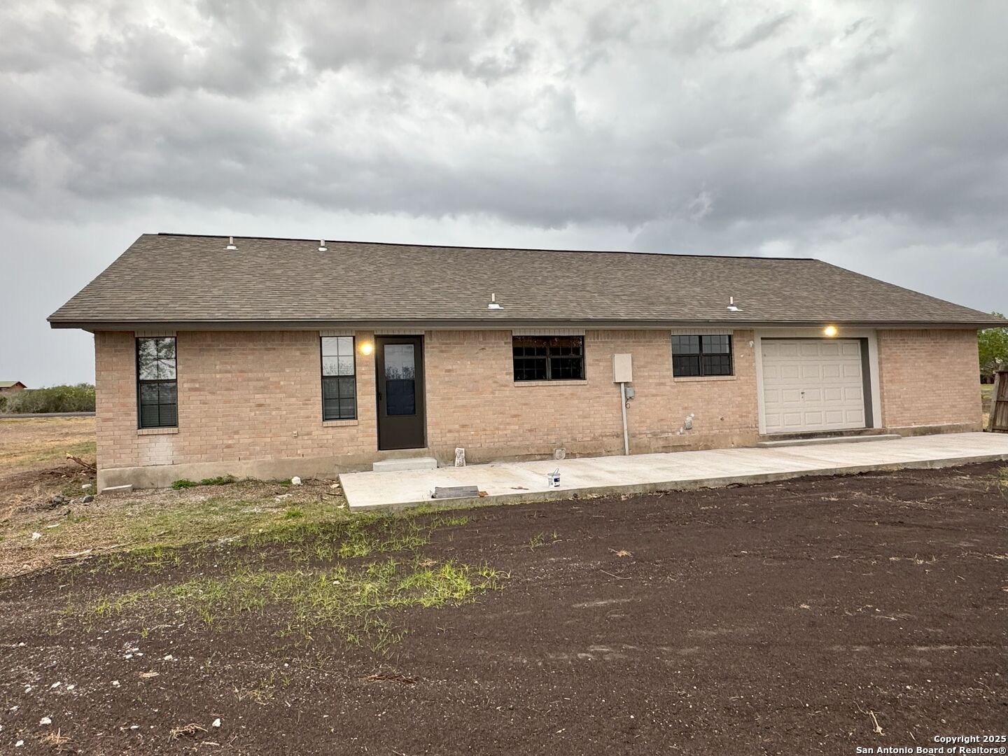 136 Lk Vw Terrace Three Rivers, TX 78071 - Photo 2 of 20 front view of a house with a yard