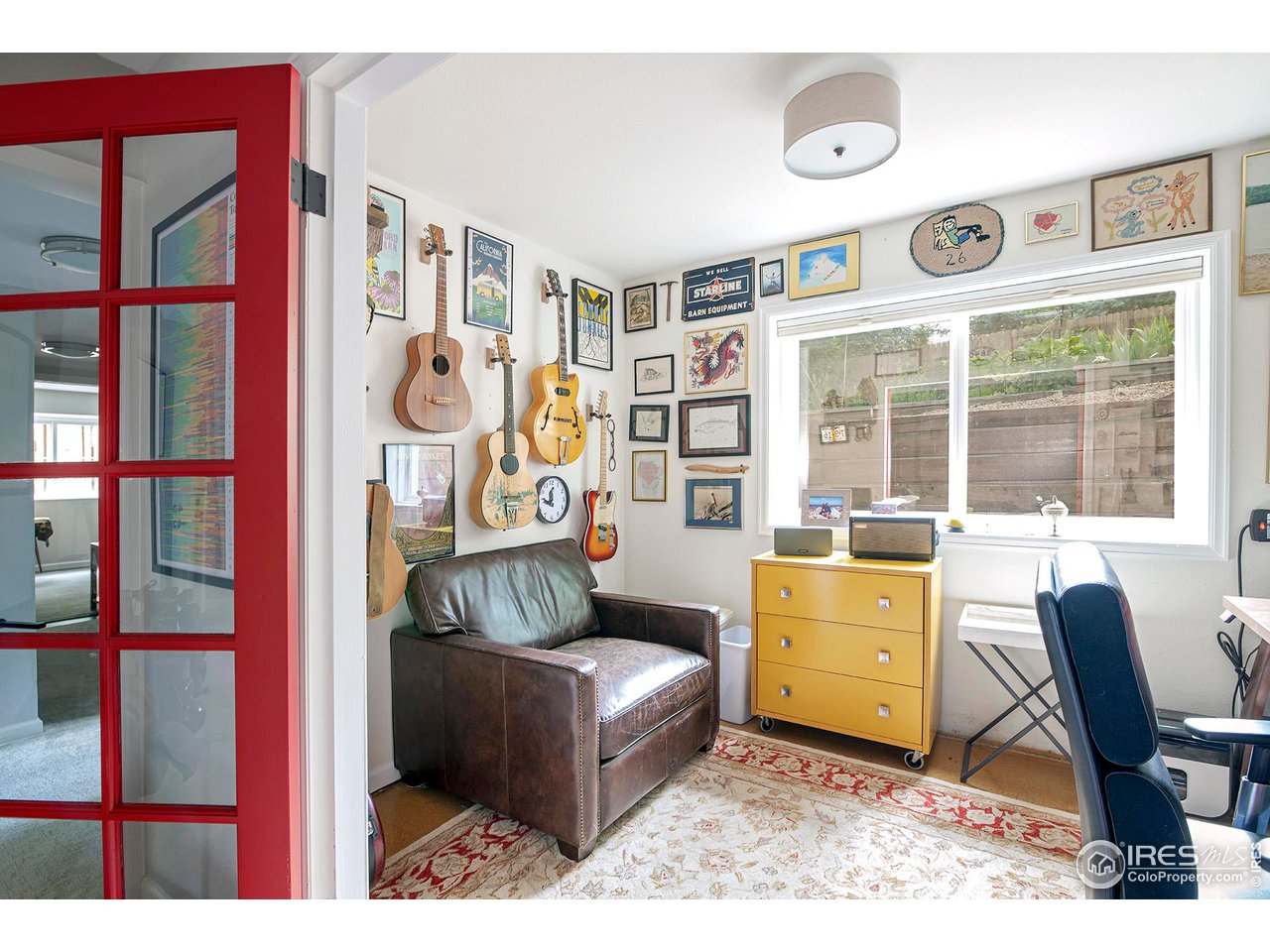 476 Locust Place Boulder, CO 80304 - Photo 29 of 38 a living room with furniture and a window