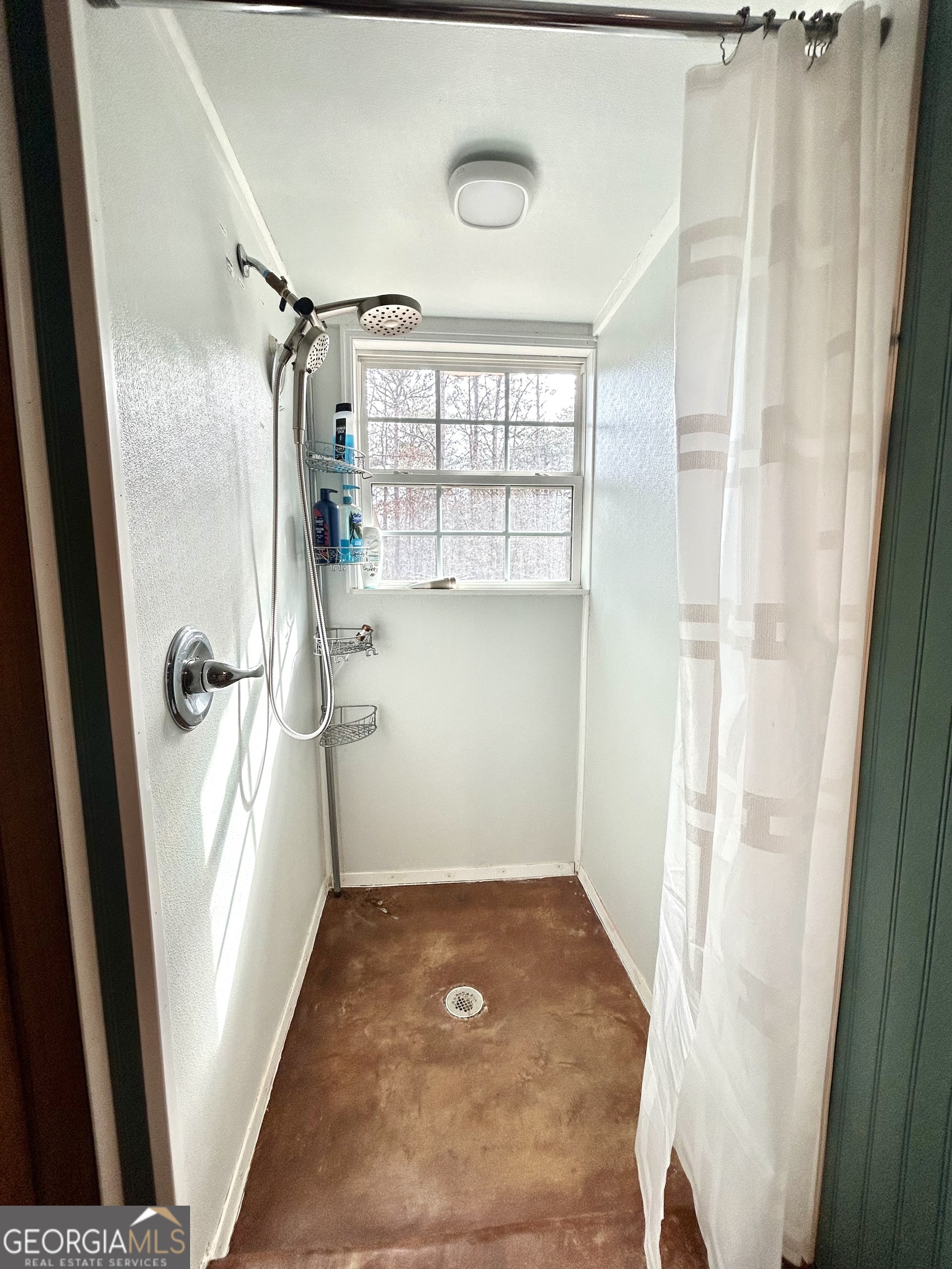 6 Grove Lane Cleveland, GA 30528 - Photo 36 of 40 a bathroom with a tub and a window