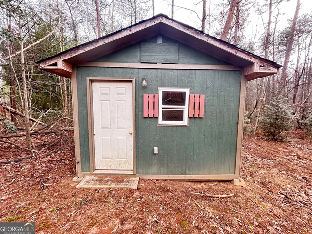 a view of a house with backyard