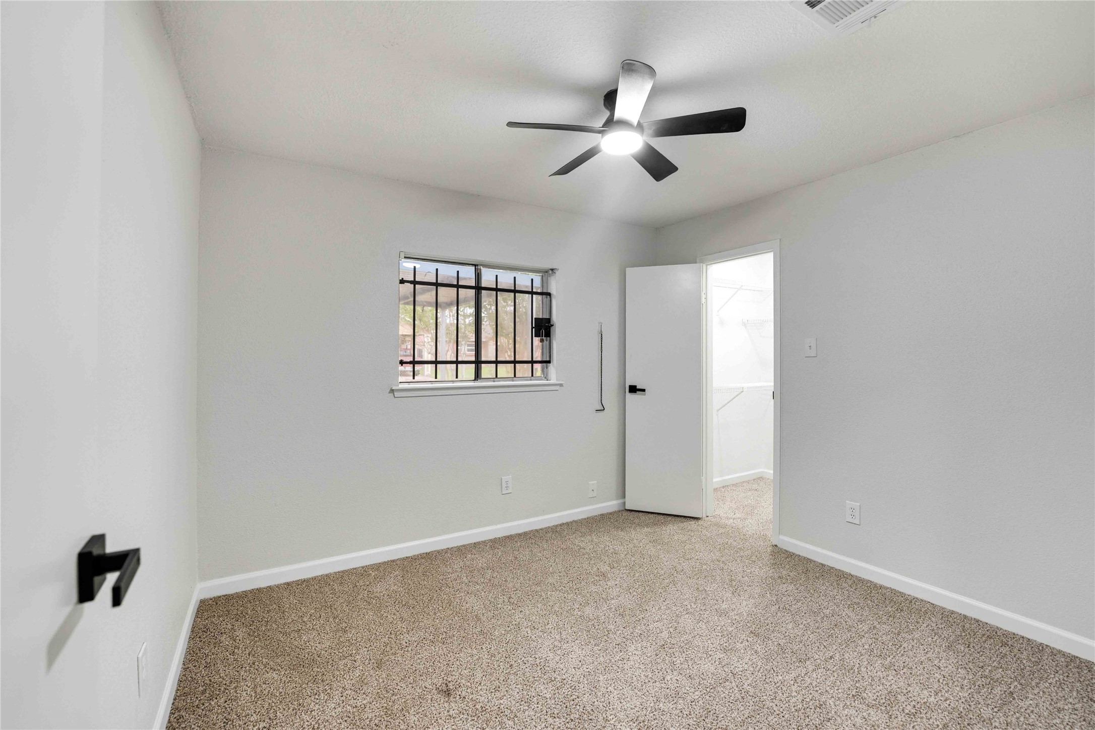 12703 Redfern Drive Houston, TX 77048 - Photo 19 of 28 A versatile space ready to accommodate guests, family, or a personalized home office setup.