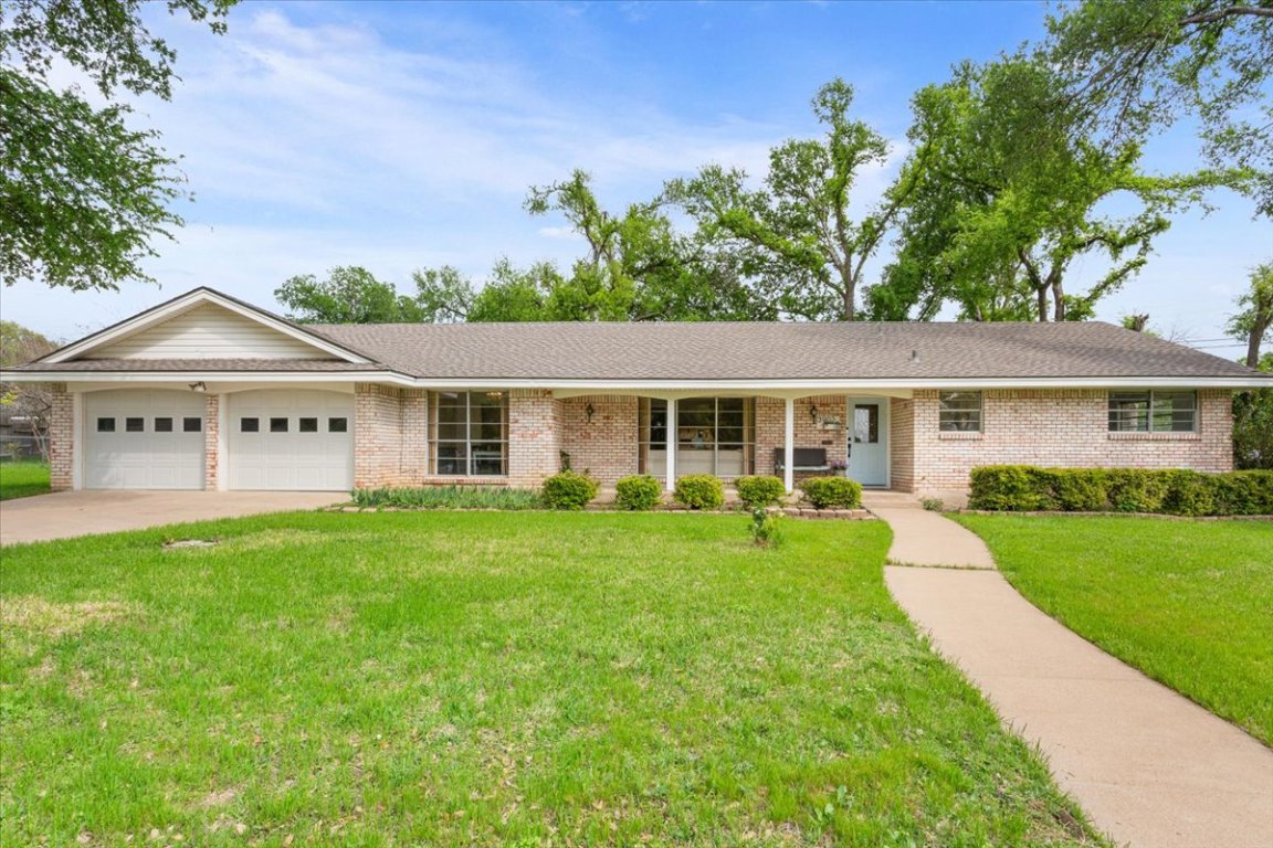 a view of an house with backyard and garden