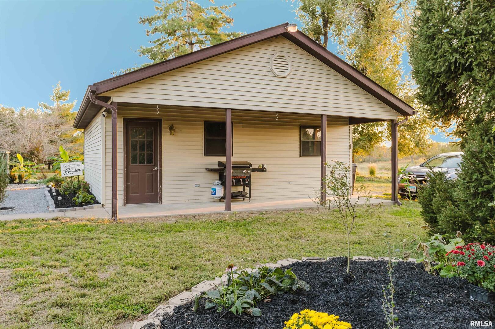 1821 South 27th Street Herrin, IL 62948 - Photo 27 of 35 a front view of house with yard
