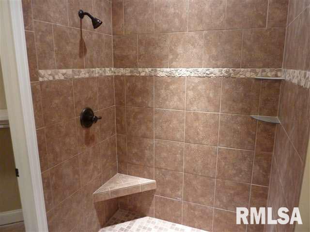 1205 Rustic View Court Eldridge, IA 52748 - Photo 17 of 23 Gallery Image 17