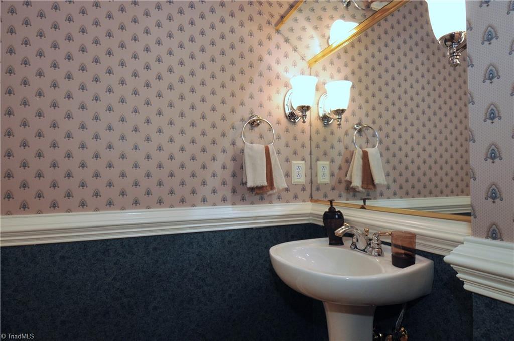 1049 Cross Gate Road Winston-Salem, NC 27106 - Photo 12 of 28 Powder Room
