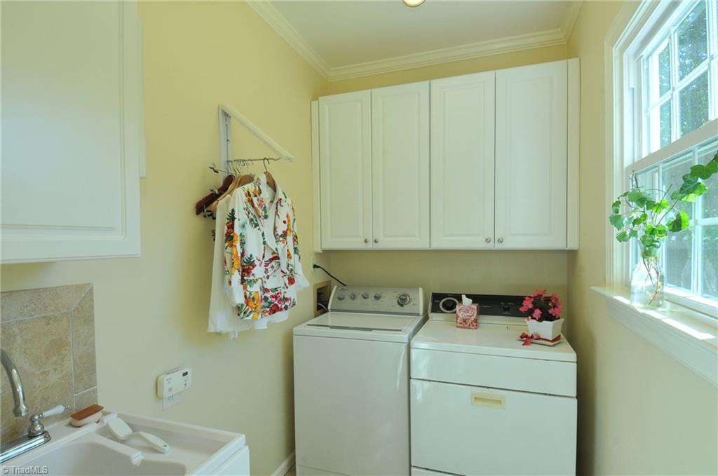 1049 Cross Gate Road Winston-Salem, NC 27106 - Photo 19 of 28 Main level Laundry with sink