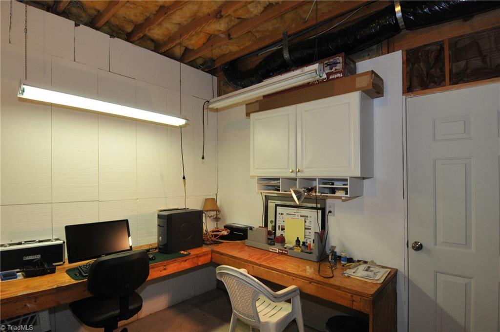 1049 Cross Gate Road Winston-Salem, NC 27106 - Photo 23 of 28 Workshop area