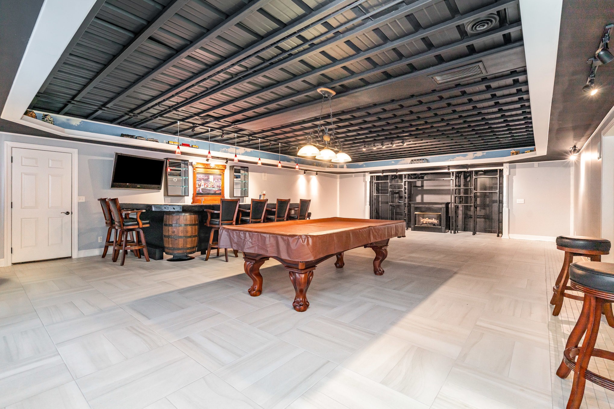 5827 Highway 76 East Springfield, TN 37172 - Photo 28 of 77 a view of a big room with lounge chair and windows