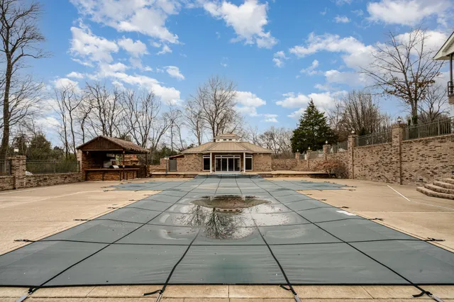 a view of a yard with buildings