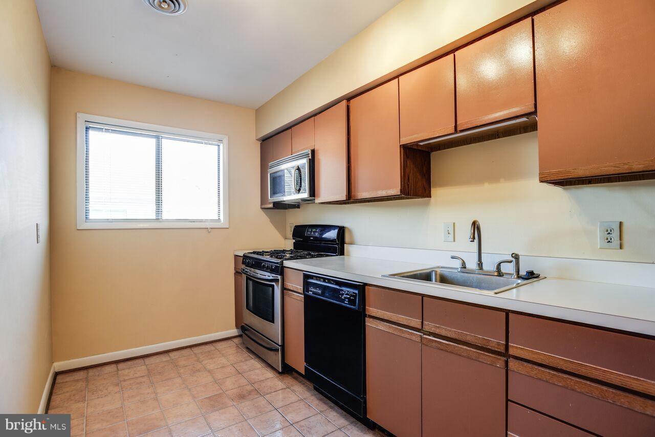 204 Skyhill Road, Unit 7 Alexandria, VA 22314 - Photo 11 of 20 a kitchen with stainless steel appliances granite countertop a sink stove and cabinets