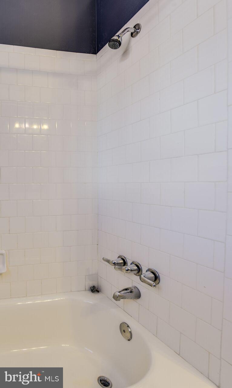 204 Skyhill Road, Unit 7 Alexandria, VA 22314 - Photo 14 of 20 a bathroom with a bathtub