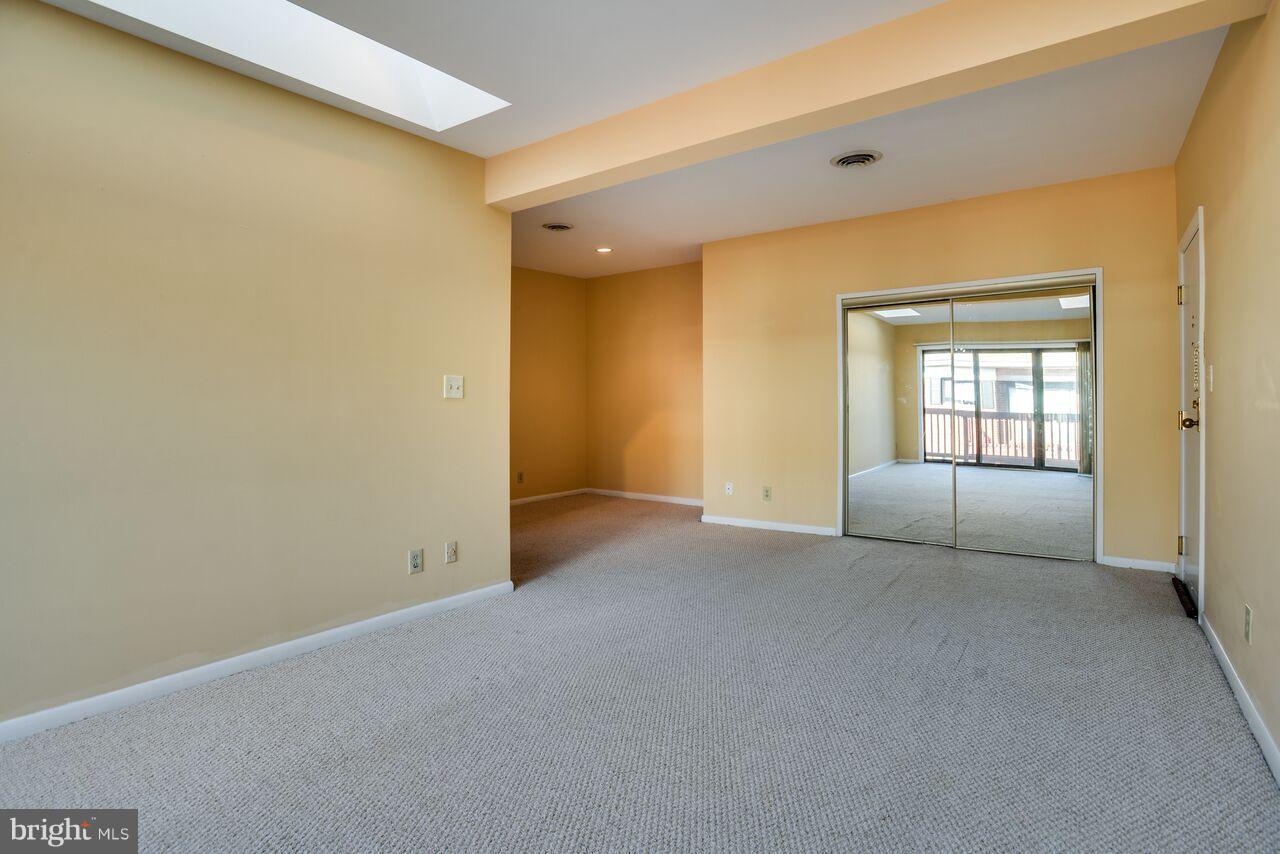 204 Skyhill Road, Unit 7 Alexandria, VA 22314 - Photo 8 of 20 a view of an empty room and window