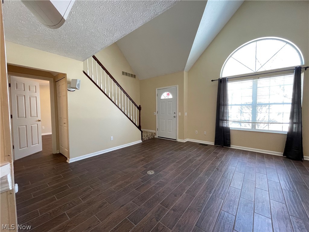 641 Stoney Ridge, Unit 83 Cleveland, OH 44143 - Photo 9 of 27 Family Room