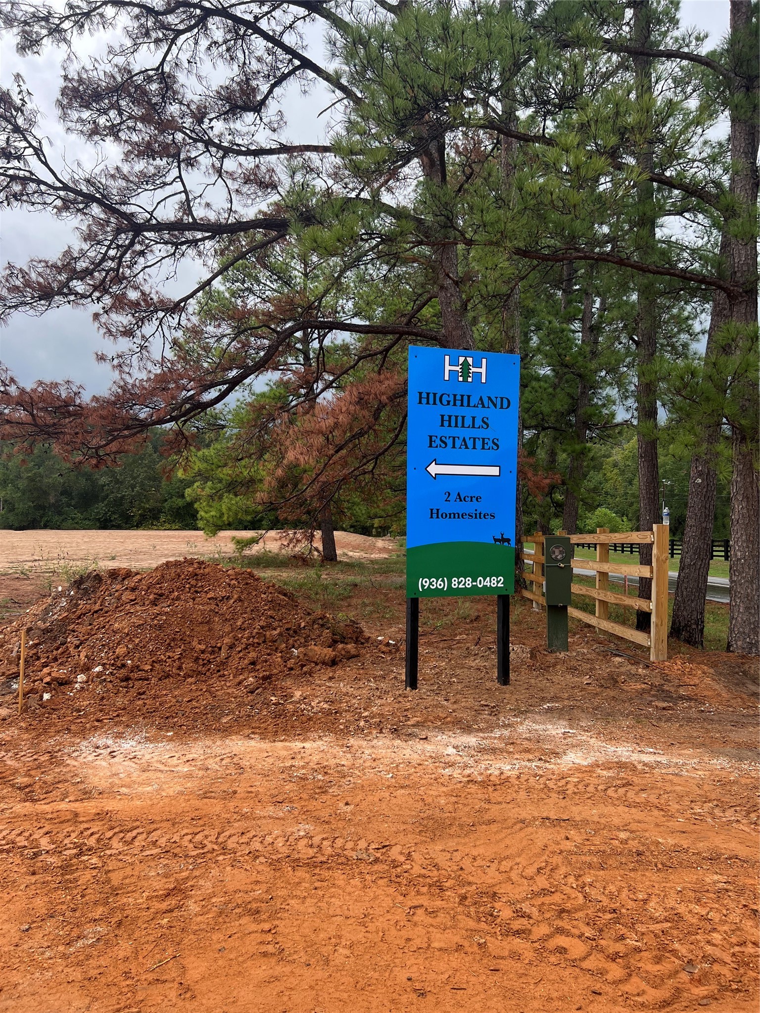 15445 Highlander Court Montgomery, TX 77356 - Photo 14 of 14 a sign that is sitting on a brick wall