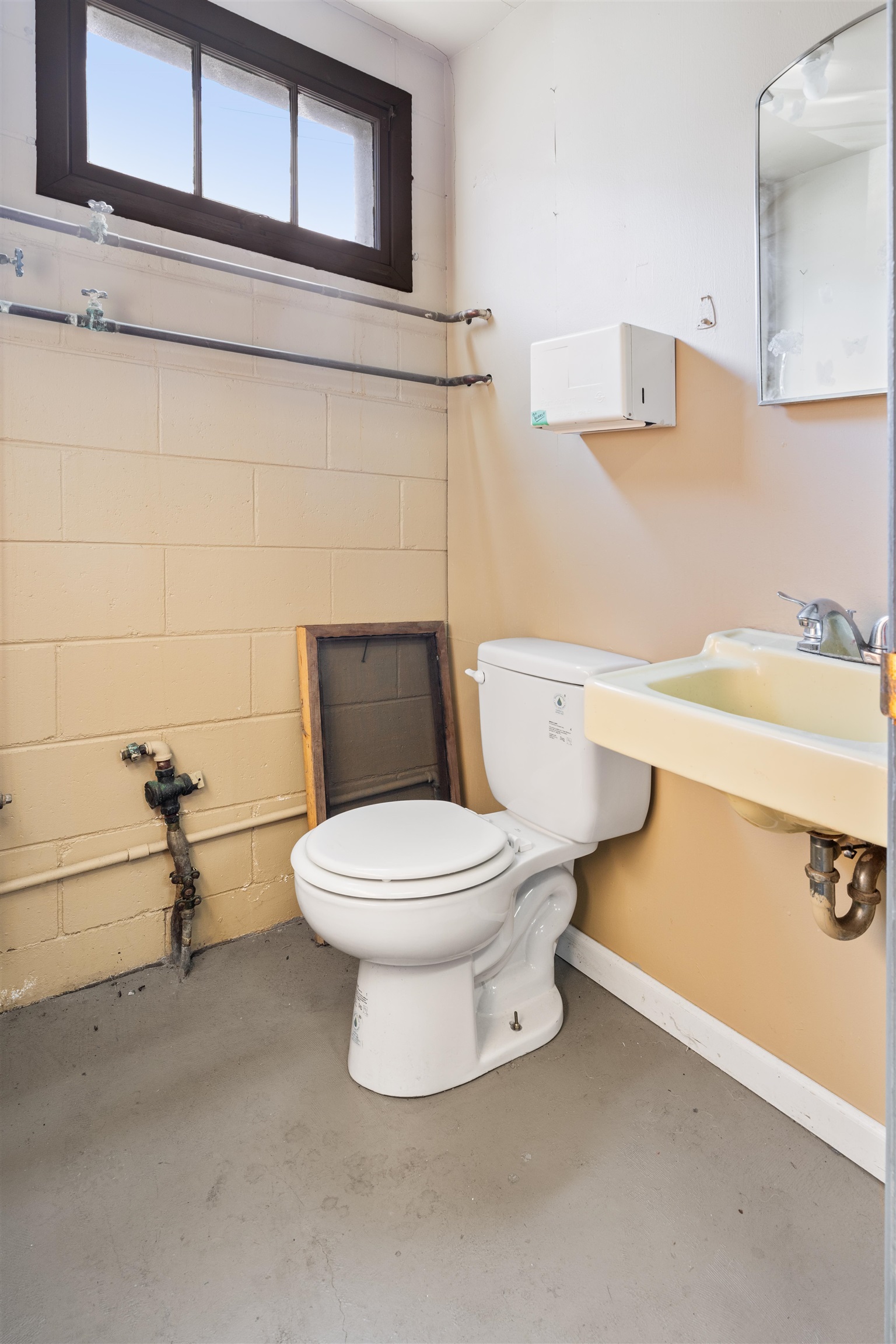 1631 Rural Street Rockford, IL 61107 - Photo 12 of 36 a bathroom with a toilet a sink and bathtub