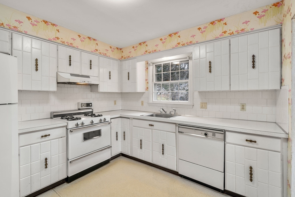 2 Simpson Drive Framingham, MA 01701 - Photo 6 of 22