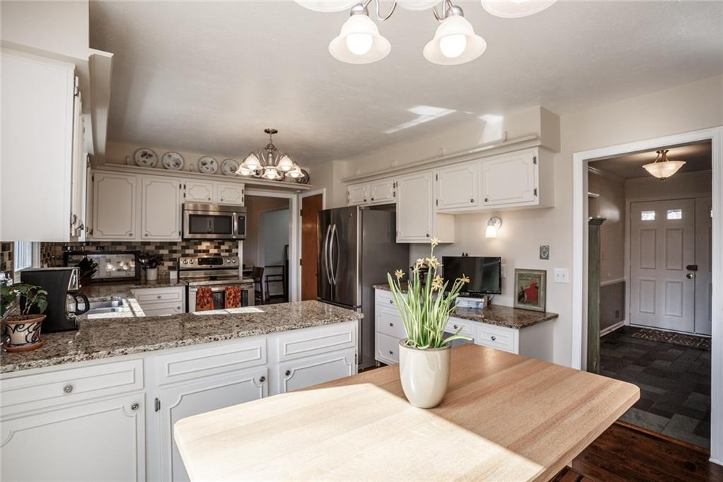 8629 Lancaster Road Indianapolis, IN 46260 - Photo 12 of 32 Gallery Image 12