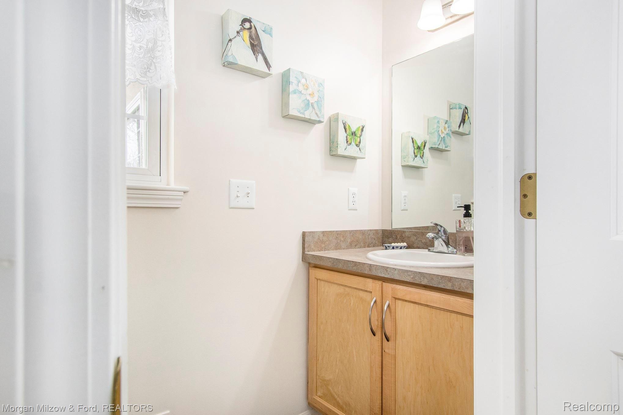 9380 Rattalee Lake Road Clarkston, MI 48348 - Photo 12 of 35 First floor powder bath