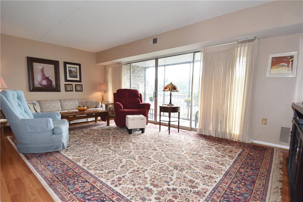 2160 Greentree Road, Unit 707W Pittsburgh, PA 15220 - Photo 4 of 23 Area rug remains, if needed! Light and Bright!!
