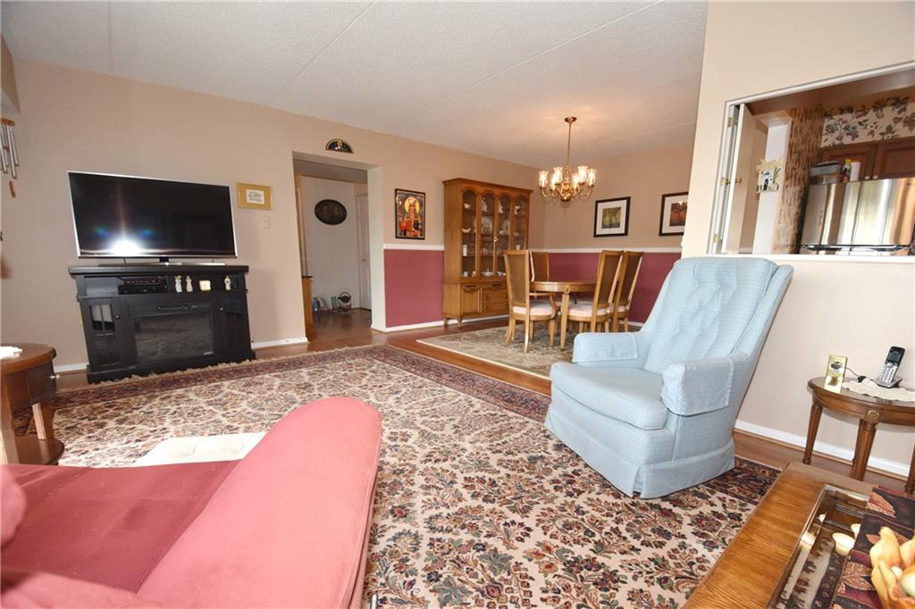 2160 Greentree Road, Unit 707W Pittsburgh, PA 15220 - Photo 7 of 23 Dining Room furniture for sale!!