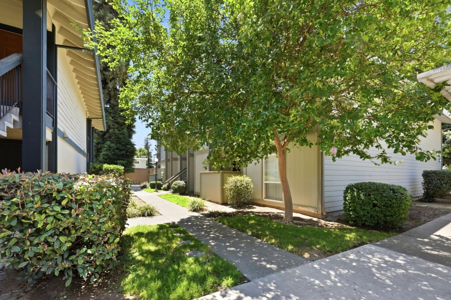 7283 Florin Road, Unit 8 Sacramento, CA 95828 - Photo 3 of 35 a backyard of a house with lots of green space
