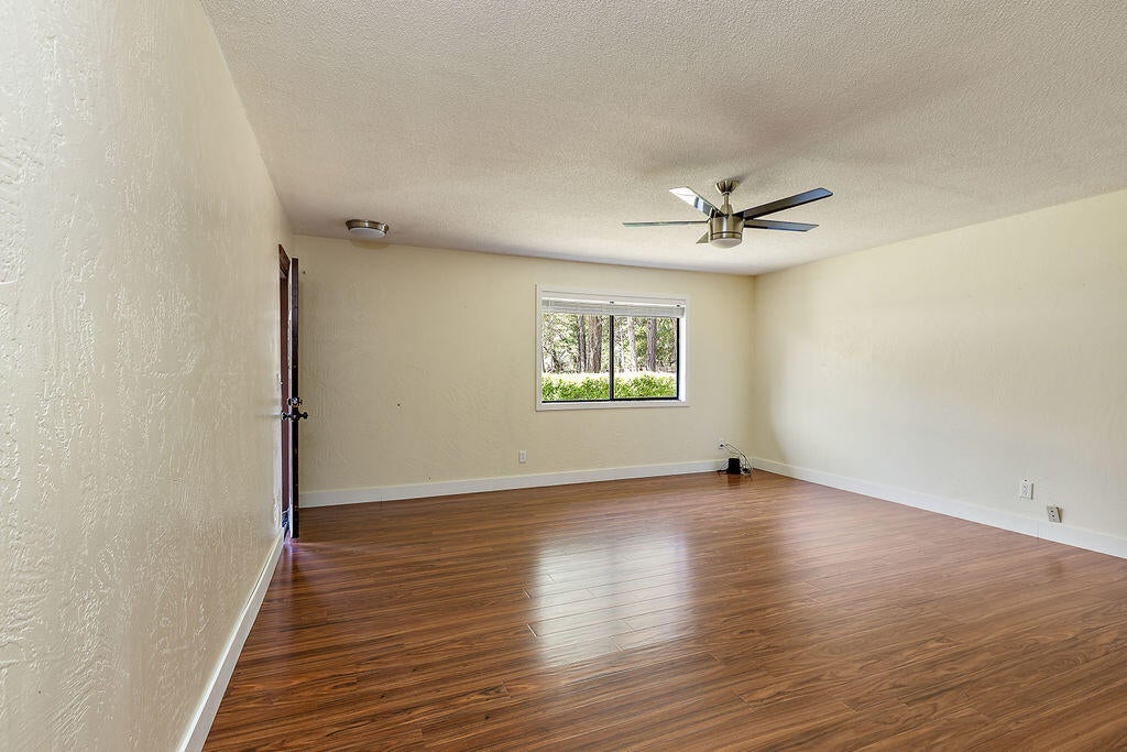 2036 Pleasant Creek Road Rogue River, OR 97537 - Photo 17 of 39 Family Room