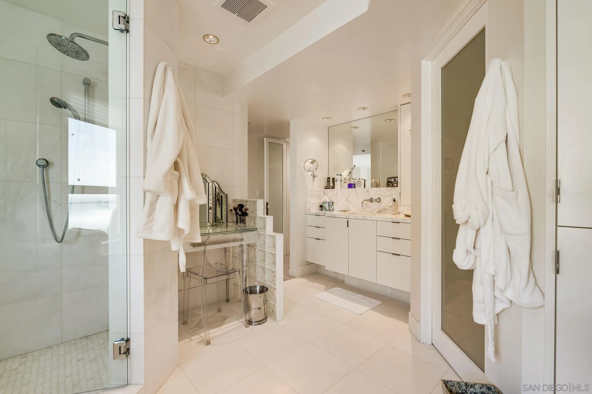202 Coast Boulevard, Unit 6 La Jolla, CA 92037 - Photo 14 of 22 a bathroom with a bathtub sink and mirror