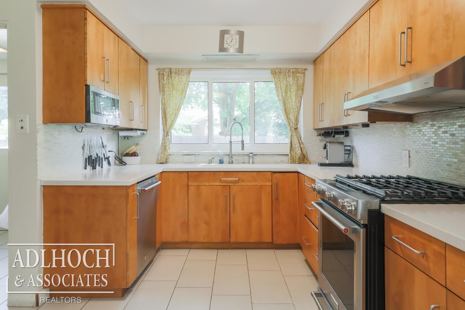 681 Roslyn Road Grosse Pointe Woods, MI 48236 - Photo 12 of 32