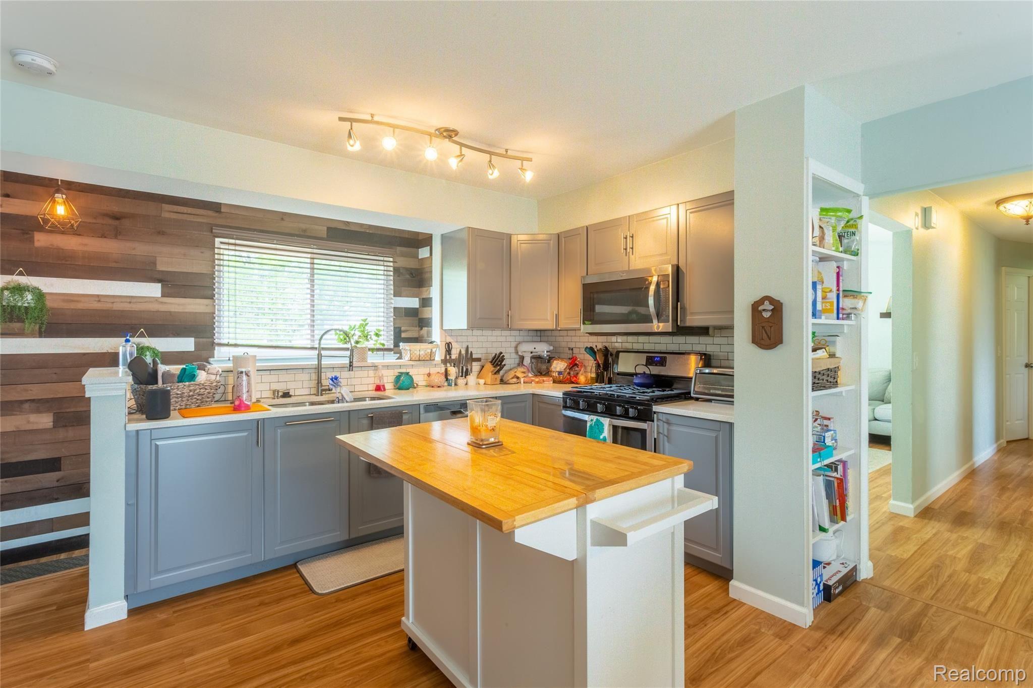 1723 Rustic Ridge Road Canton, MI 48188 - Photo 11 of 35 Rustic Ridge_1723-Entry-Kitchen-Dining-11.jpg