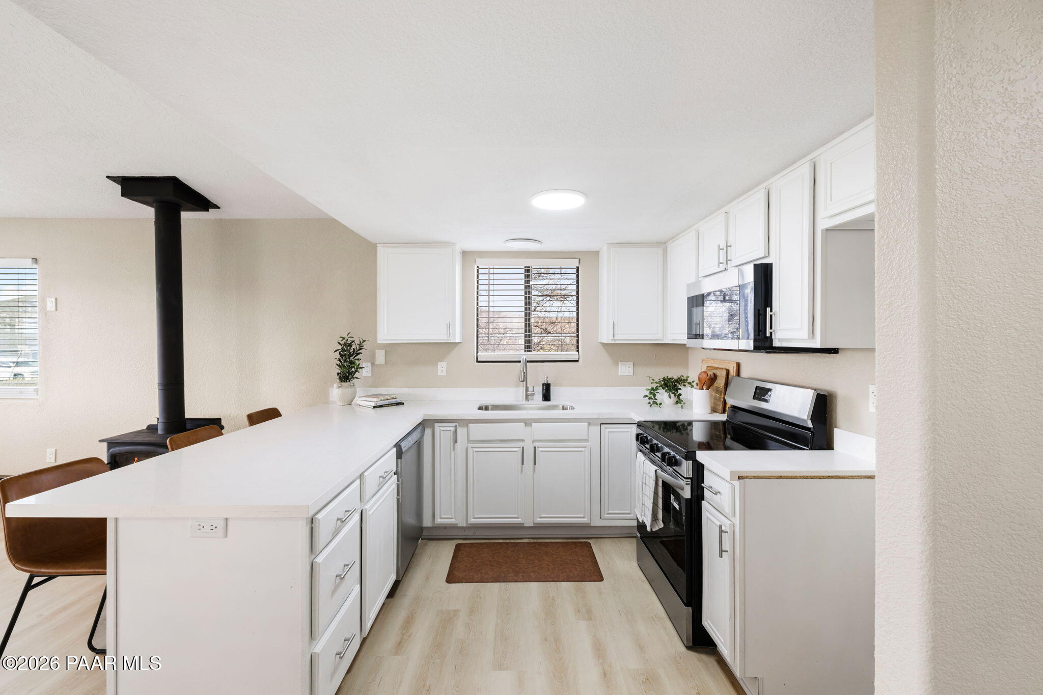 20102 East Antelope Road Mayer, AZ 86333 - Photo 9 of 24 10-Kitchen (2)