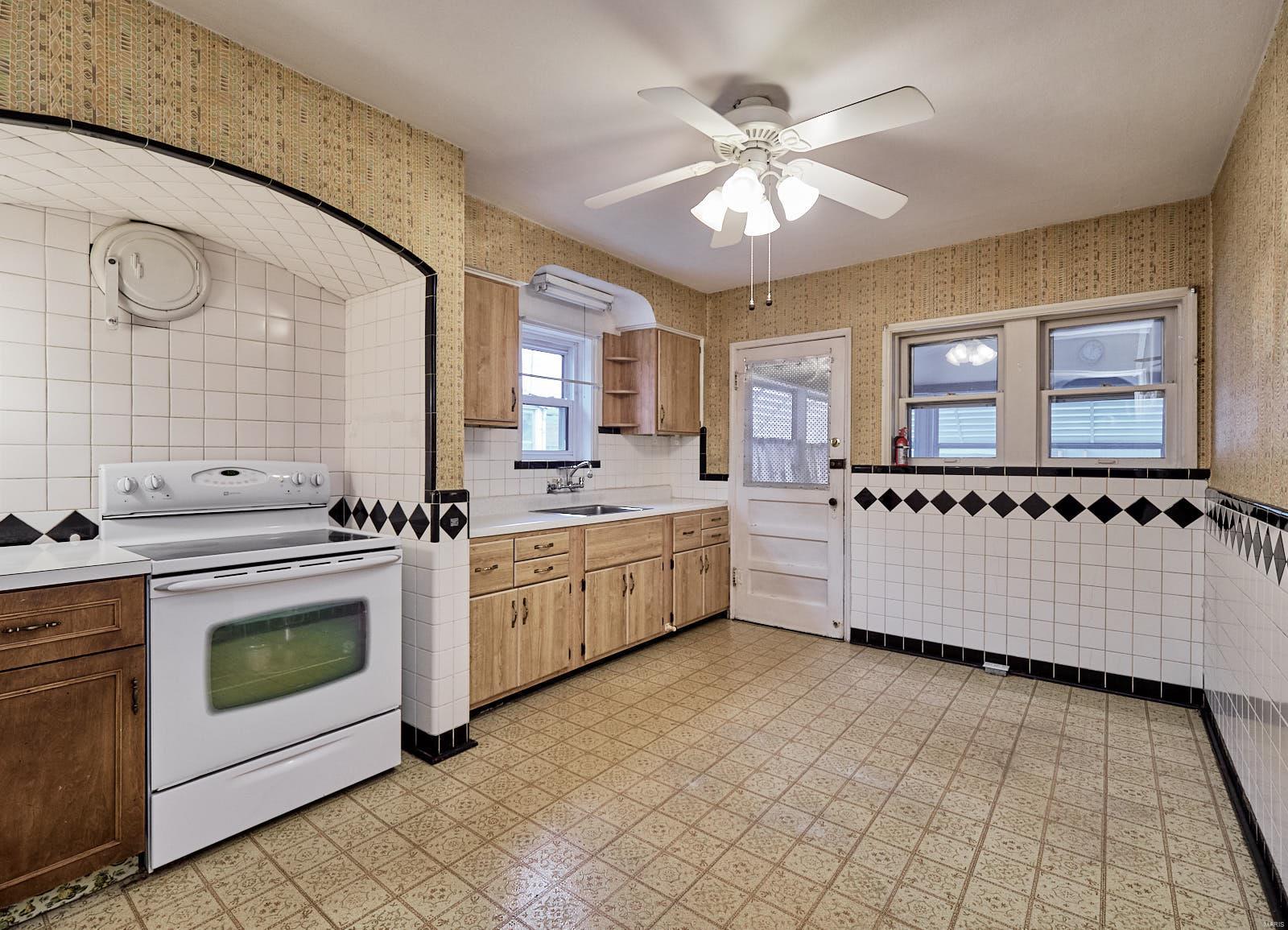 9324 MacKenzie Road St. Louis, MO 63123 - Photo 9 of 19