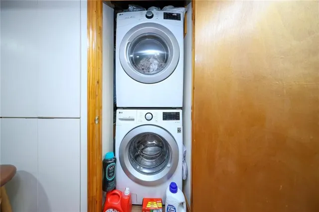 a view of a bedroom with washer and dryer