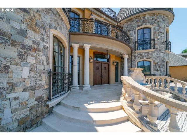 a view of entryway with a front door