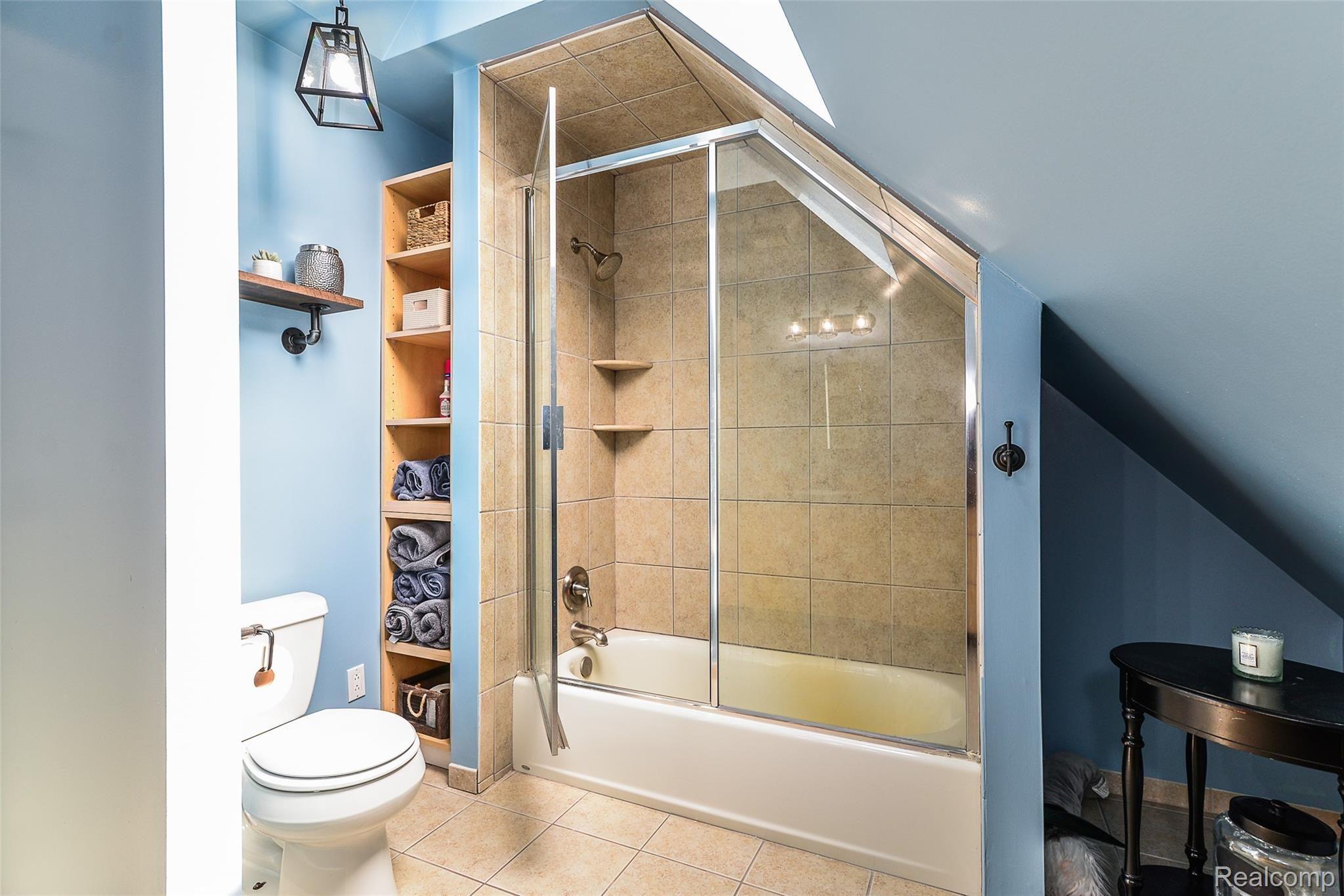 4184 Bauer Road Brighton, MI 48116 - Photo 31 of 51 Full Bath with Natural Lighting