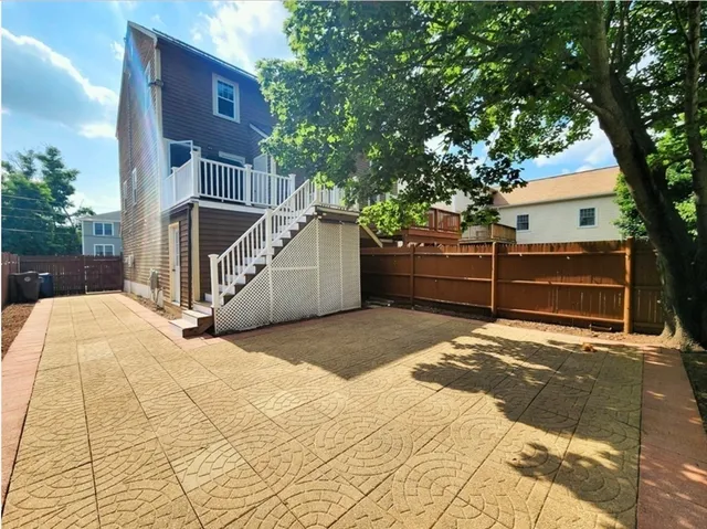 a view of a backyard