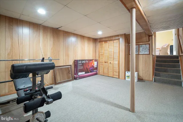 a view of livingroom with furniture
