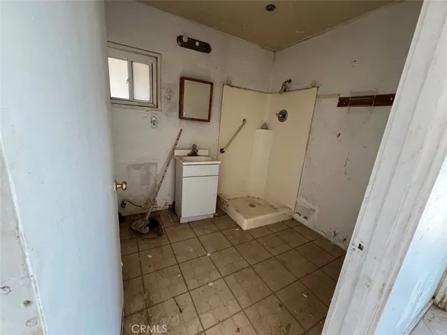 a view of an empty room with a fireplace