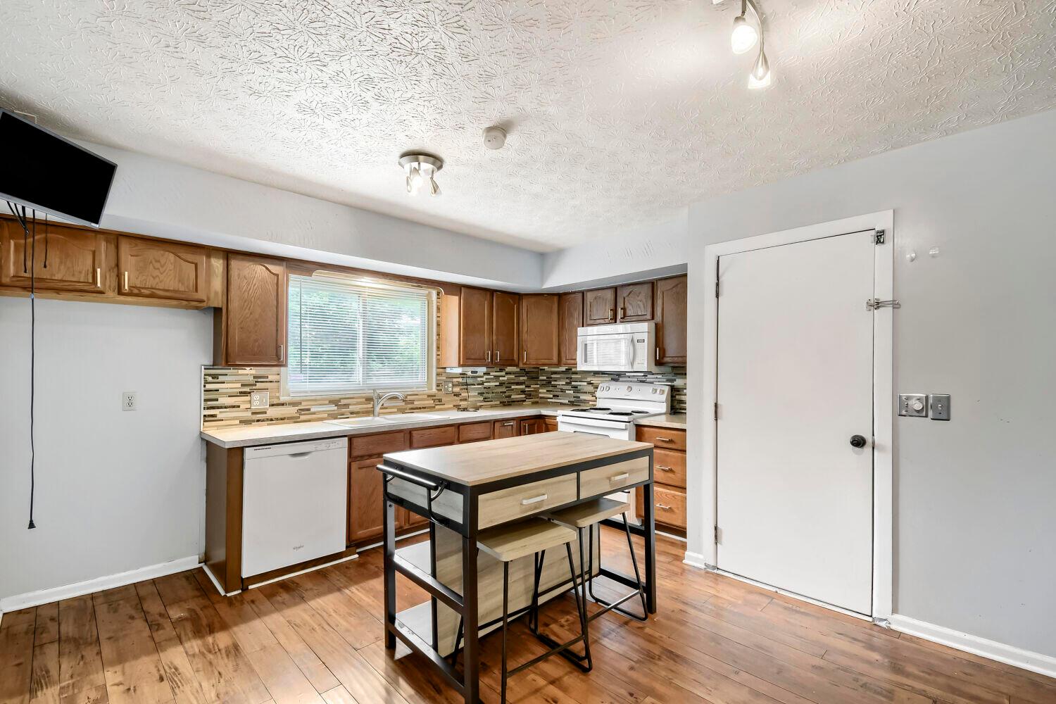 5531 Karl Road Columbus, OH 43229 - Photo 6 of 28 5531 Karl Rd - Web Quality - 006 - 06 Ki