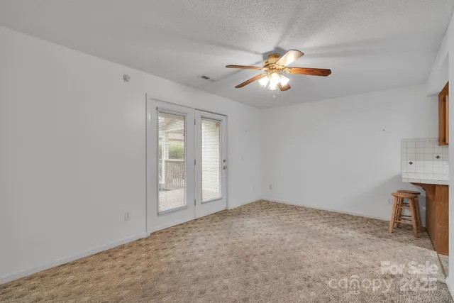 a view of empty room with window